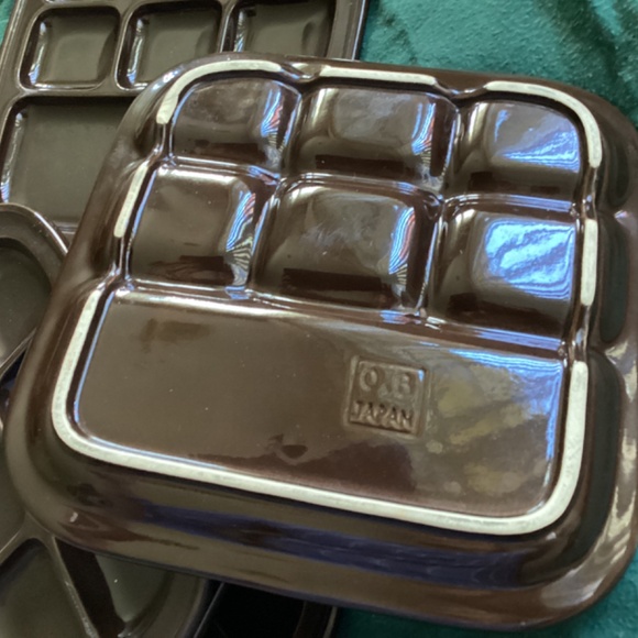 SET OF SIX VINTAGE DARK BROWN CERAMIC SQUARE SHAPED DIVIDED/FONDUE PLATES - Picture 3 of 10